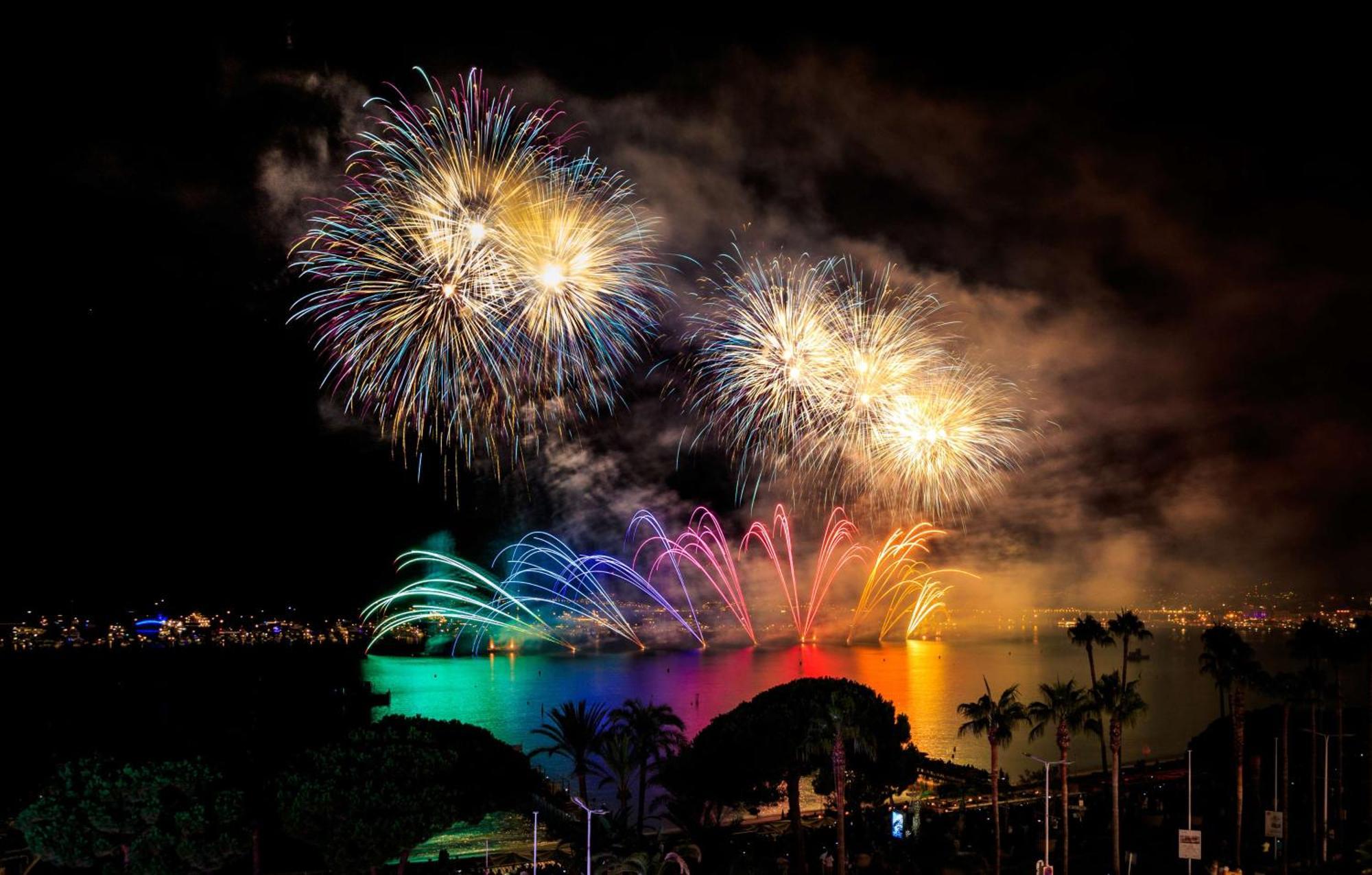 Hotel Martinez, In The Unbound Collection By Hyatt Cannes Exterior foto Fireworks at the 2013 Commonwealth Games opening ceremony