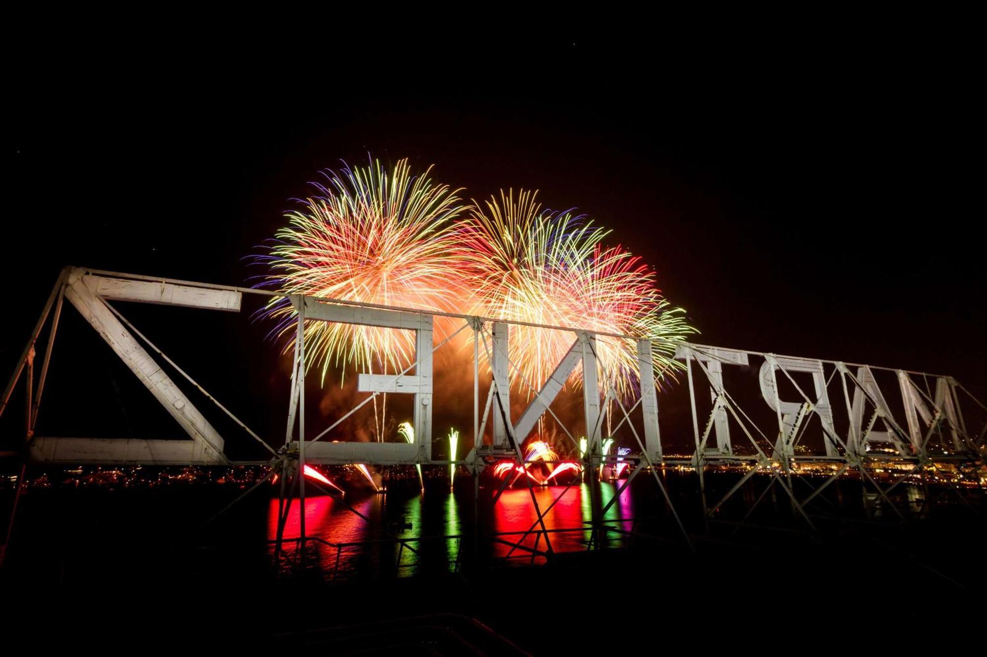 Hotel Martinez, In The Unbound Collection By Hyatt Cannes Exterior foto Fireworks at the New Year's Eve celebrations