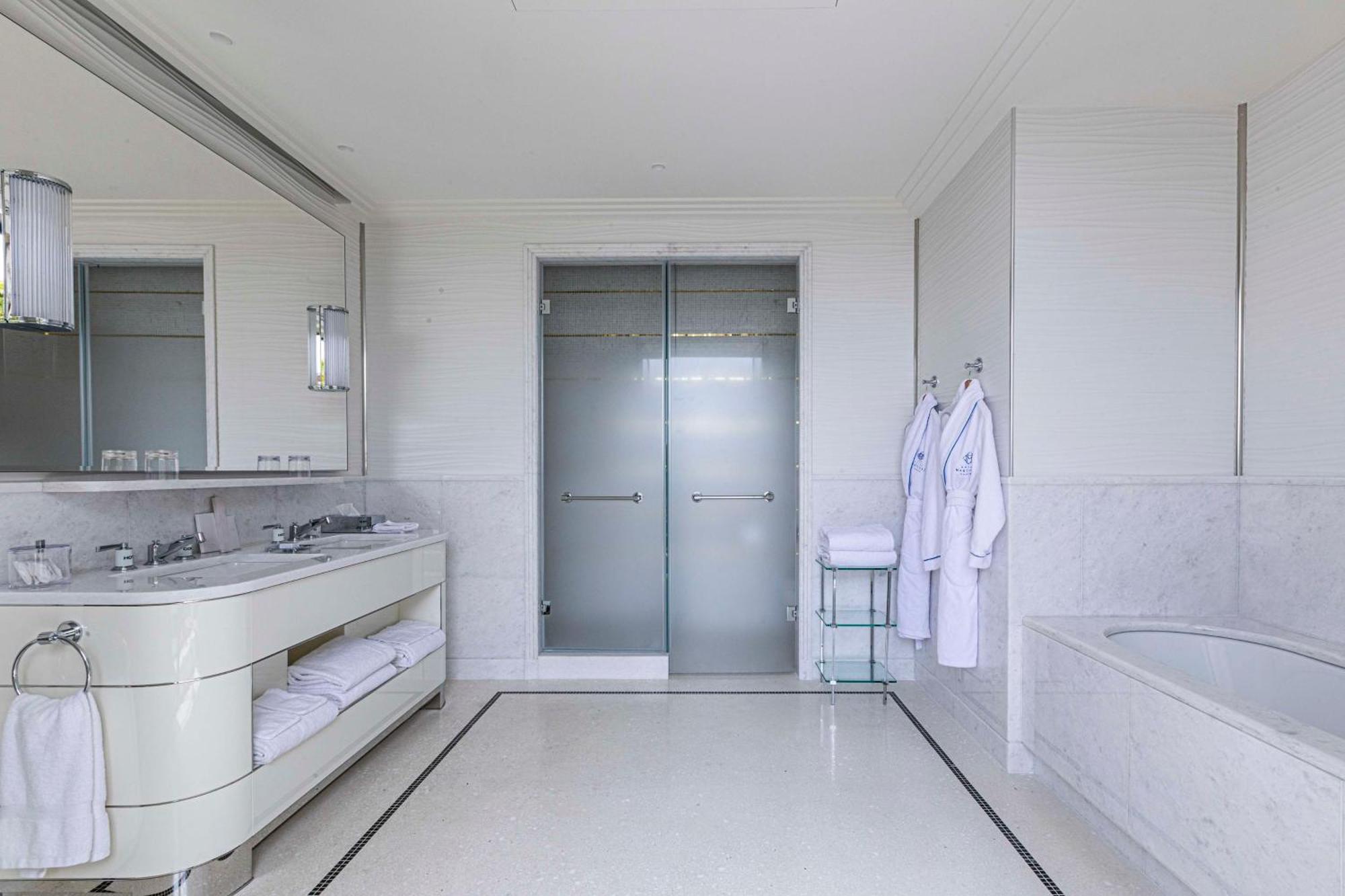Hotel Martinez, In The Unbound Collection By Hyatt Cannes Exterior foto Bathroom