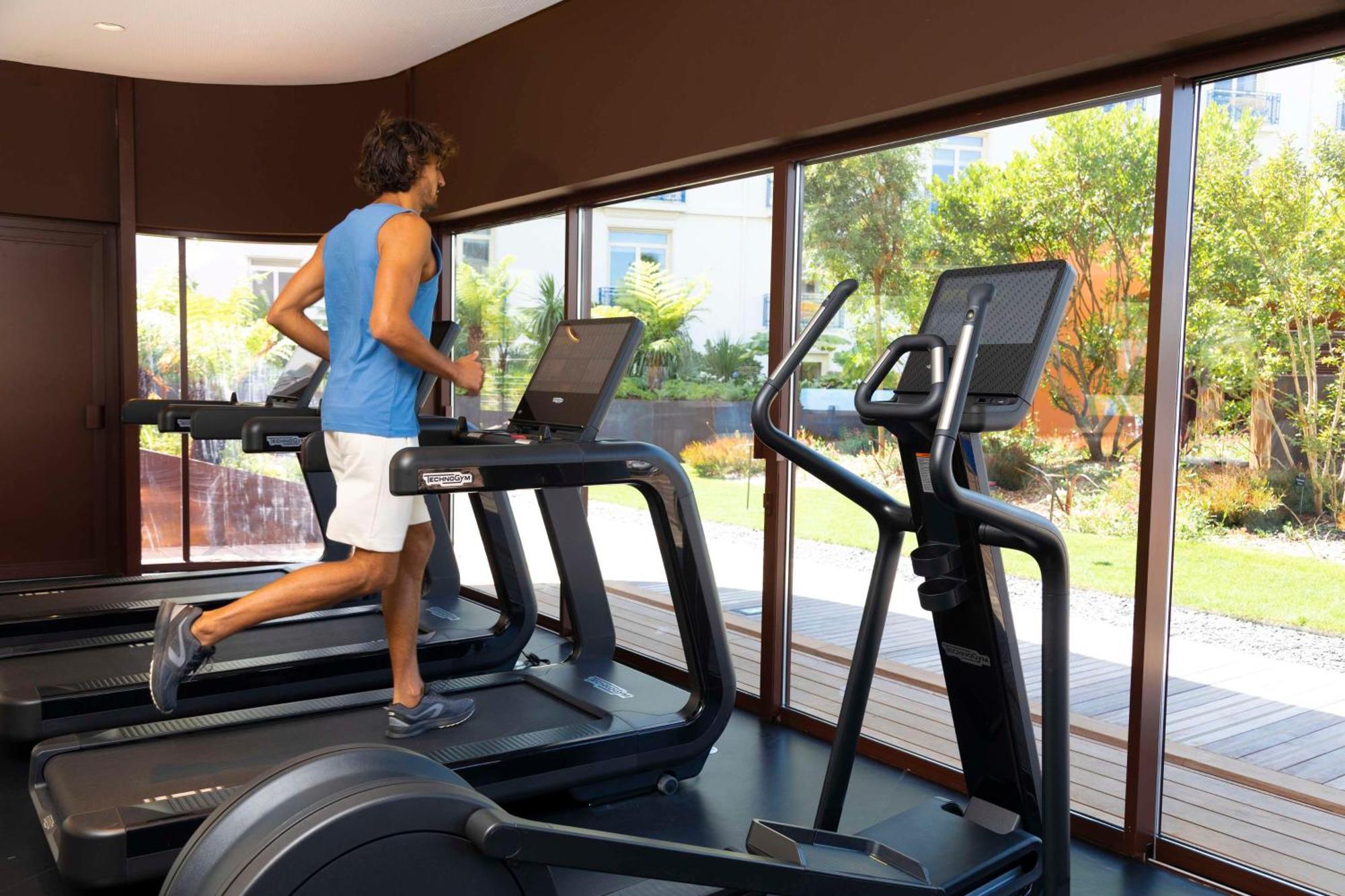 Hotel Martinez, In The Unbound Collection By Hyatt Cannes Exterior foto A man on a treadmill