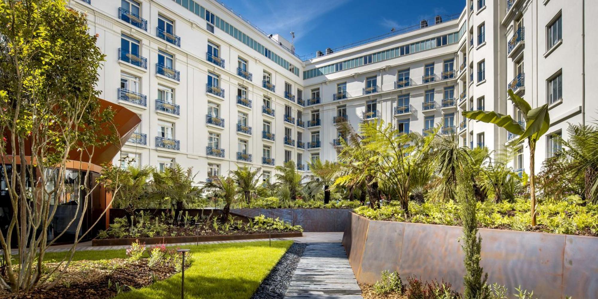 Hotel Martinez, In The Unbound Collection By Hyatt Cannes Exterior foto The hotel's courtyard